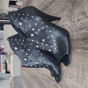 Vince Camuto Annan Leather Studded Peep Toe Ankle Booties 9.5